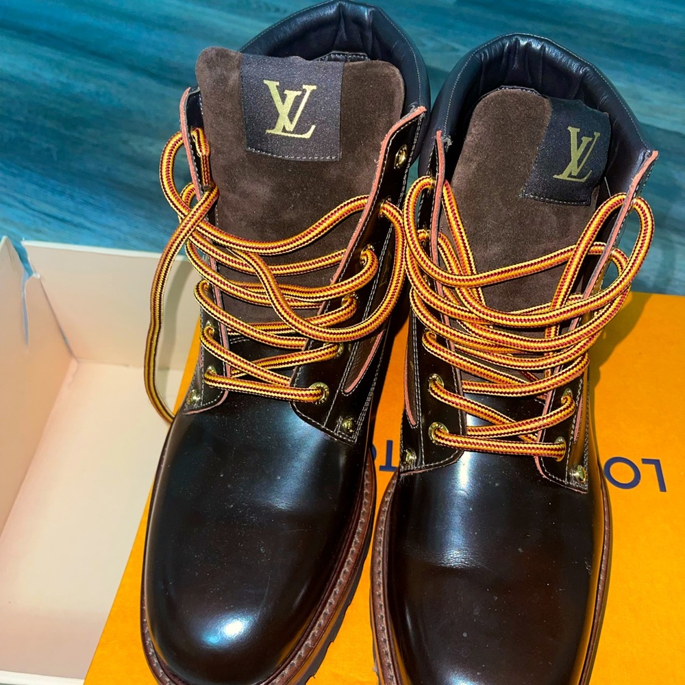 Lv boots 700$ worn once 🔥